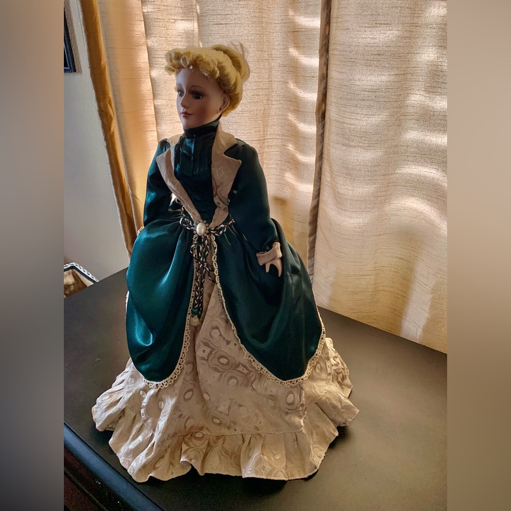 New in box. Elegant Victorian Porcelain Doll in Green and Cream Dress. Stand inc - Picture 7 of 13